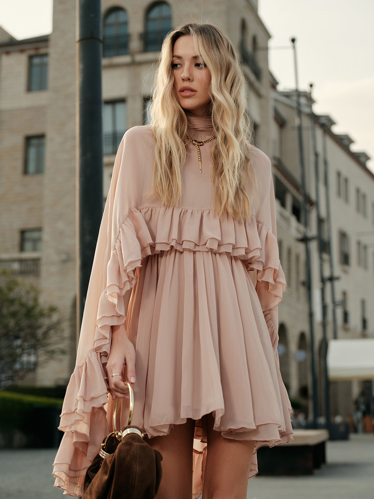 Damen Chiffon Kleid mit Rüschen | Elegantes Cape-Detail für besondere Anlässe 2