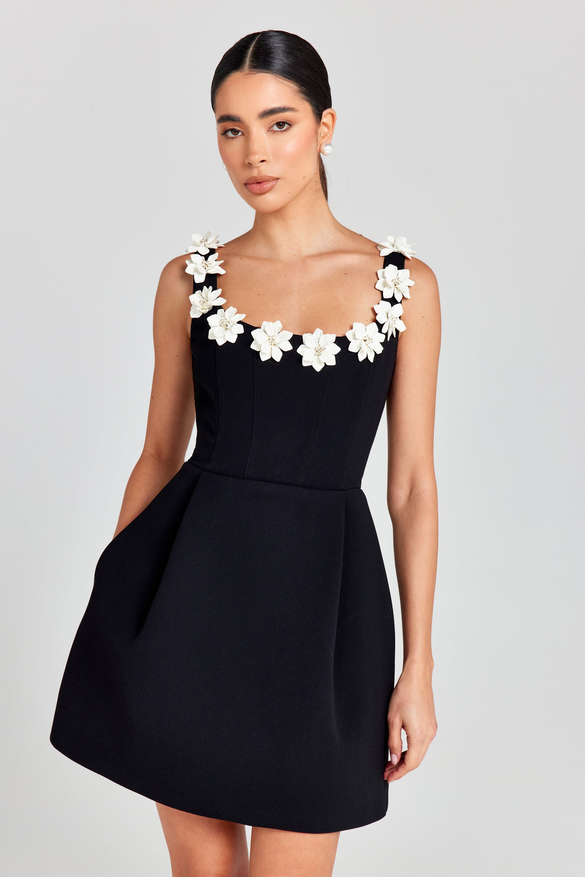 Damen Floral Mini Kleid | Elegantes A-Linien Sommerkleid mit 3D-Blumenapplikationen 1