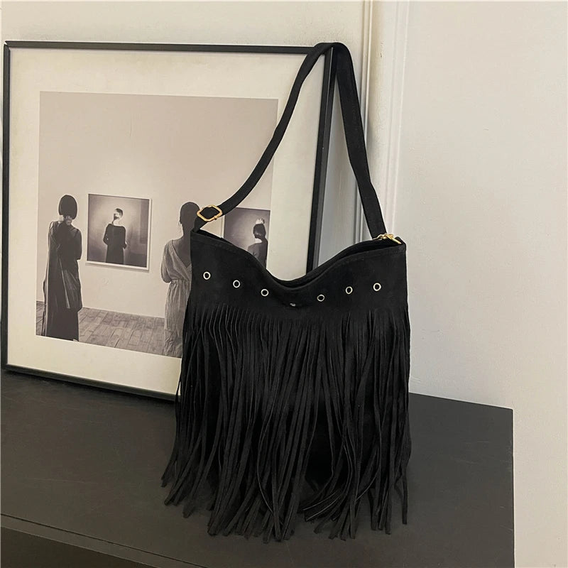 Maria | Umhängetasche aus Wildlederimitat mit Fransen | Stilvolle Slouchy Hobo-Tasche für den Alltag
